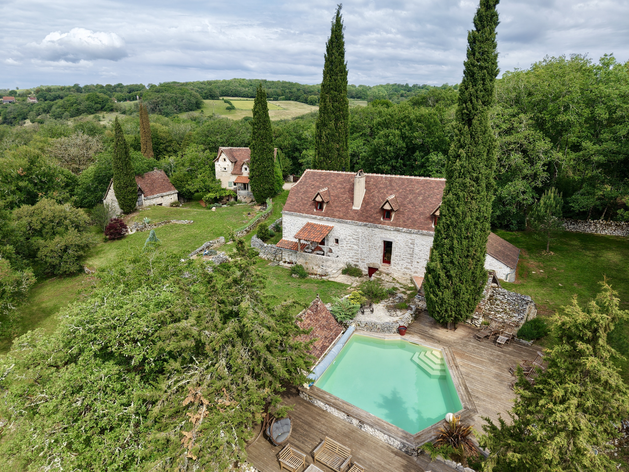 Ancien hameau rénové avec gîte, piscine sur 1,4 hectare de n
